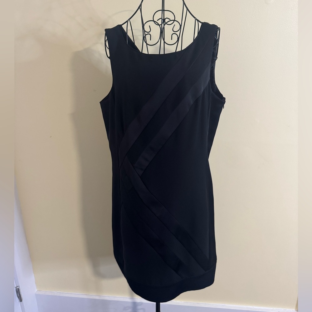 Like New Black House Black Market Deco Crepe Shift Dress in Black Size 12